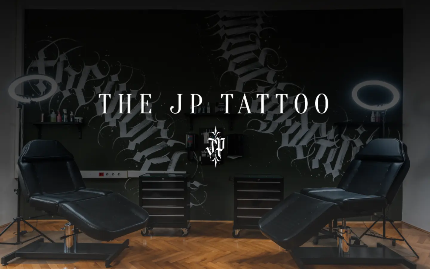 Notranjost studia The JP Tattoo z dvema stoloma za tetoviranje